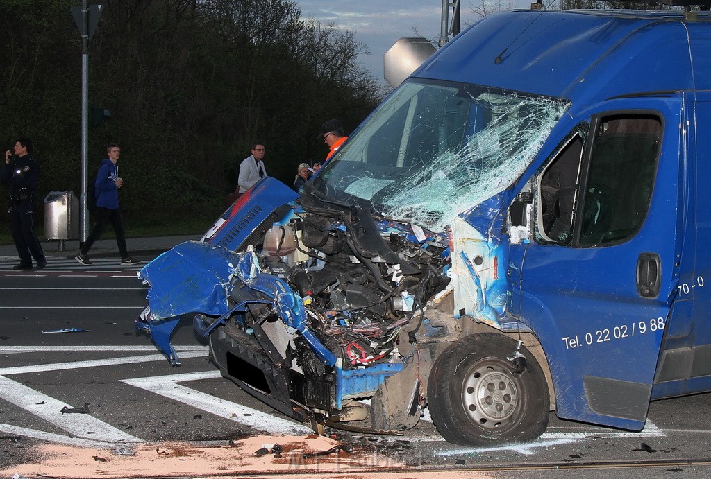 VU Kleintransporter KVB Bahn Koeln Ossendorf Westendstr JK P01.JPG